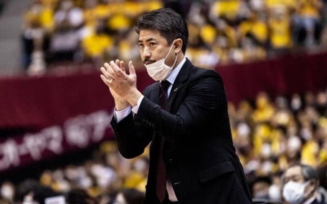 川崎が佐藤賢次HCの続投を発表「川崎からバスケの未来を作りましょう」