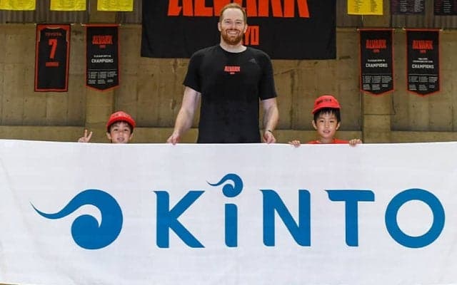 アルバルク東京と「KINTO」による子どもの夢を叶える企画…アレックス・カークが少年と1on1