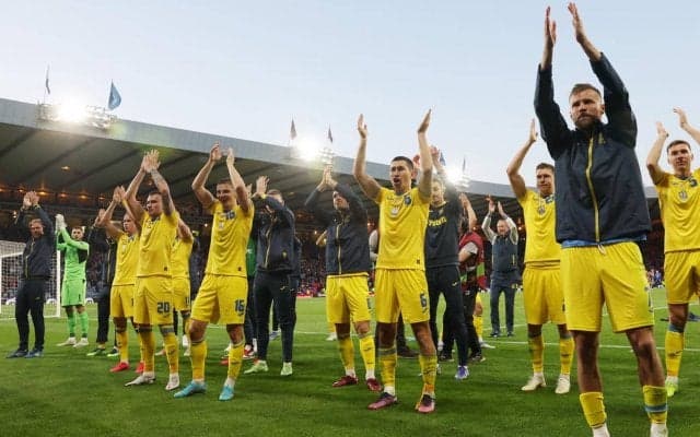 指揮官も「国民全員でつかんだ勝利」W杯POに臨んだウクライナ代表は全員が国旗を背負い入場