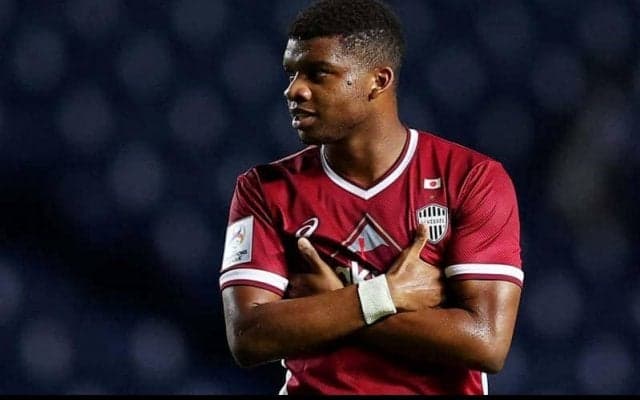 神戸のブラジル人FWリンコンが京都を満喫！連なる鳥居からパワーを授かる？