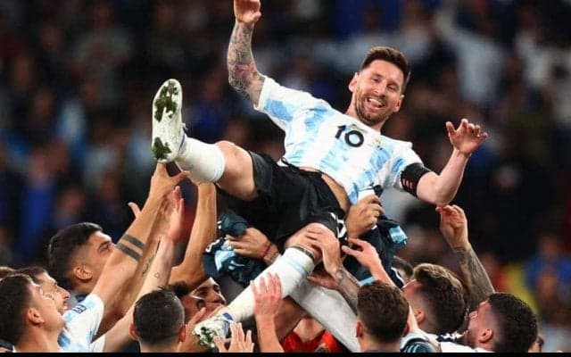 メッシはアルゼンチン代表選手からも大人気！優勝直後の“撮影会”が話題「順番待ちしてる(笑)」