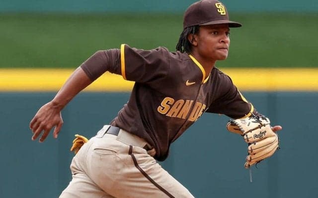 【MLB】ほぼレフトの位置から振り向きざまノーバン　21歳有望株の爆肩が「なんてこった」