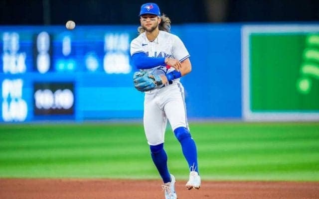 【MLB】三遊間最深部から“爆肩ノーバン”　走りながらの異次元スローが「クレイジー」「すごい」