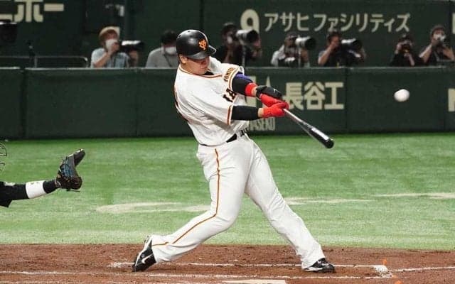 打った瞬間スタンド中段…岡本和真の佐々木朗希“粉砕弾”が「ガチバケモン」