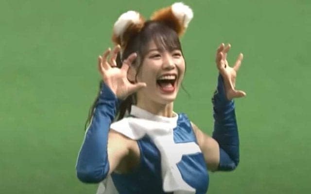 チアの“小悪魔ダンス”が「頭から離れない」　きつねダンスの舞台裏、100万再生連発