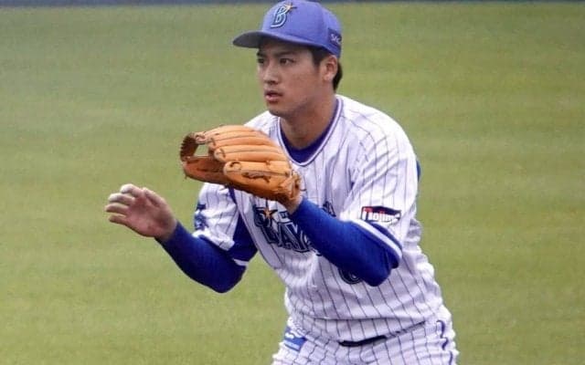 一回転して一塁へ爆肩発動　スタンド騒然の“超高速送球”が「ハンパねぇ」