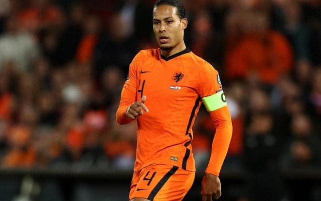 ファン・ダイクがベルギーコーチとユニ交換! アンリの差し出したシャツがファンをざわつかせる「なぜバルサ…」