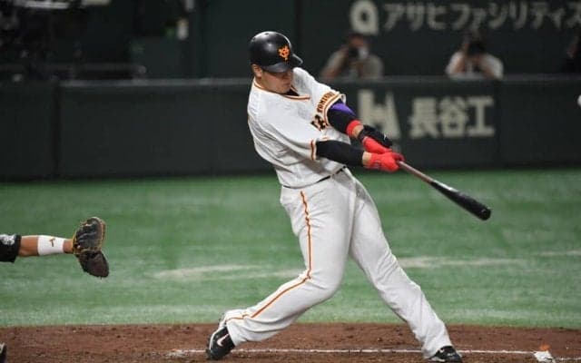 岡本和真の逆方向弾が「打球いかつすぎ」　手応え“怪しい”一直線が「ばけもん」