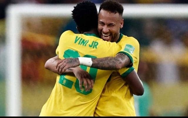 ブラジル人Jリーガーがネイマールやヴィニシウスら“現役セレソン”と肩組みショット披露！「また会えて嬉しいよ兄弟」