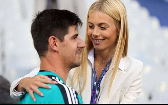 「あなたとの生涯にイエス」レアル守護神クルトワがモデル彼女にプロポーズ成功！前パートナーとの間に2人の子供「素晴らしい母でもある」