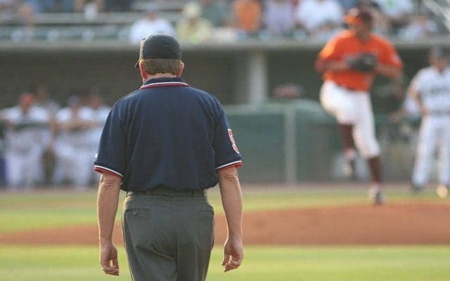 走者が審判にブチ切れた「醜い判定」　真っ直ぐ走っただけで“まさかのアウト”