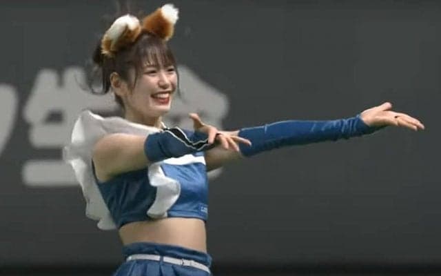 帰ってきた“小悪魔チア”が「マジ可愛すぎ」　敵選手もメロメロのきつねダンス