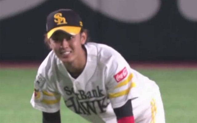 鷹今宮の「手足伸びてんじゃないか」　横っ飛びからの“一回転爆速送球”が「神業」