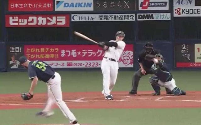 「なぜあの打ち方で」直立不動から一閃で5階席　理解不能の特大弾が「癖つよっ」