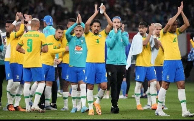 20年ぶりに日本で戦ったブラジル代表が「東京観光」！“頭を良くする”煙も浴びる？