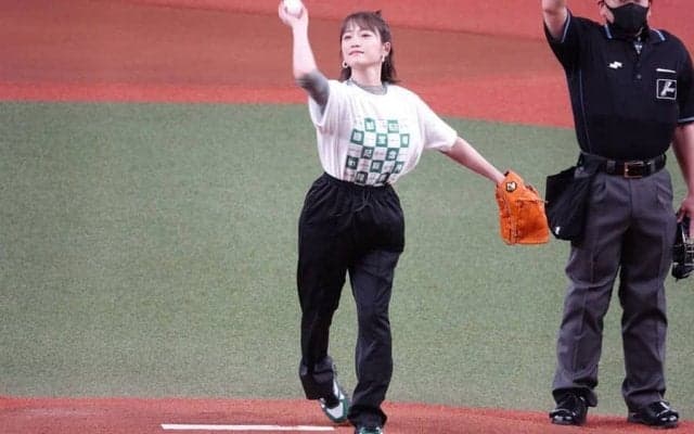 川栄李奈さん、ワンバン始球式で“照れ笑い”3度目の正直ならず「次はノーバウンド」