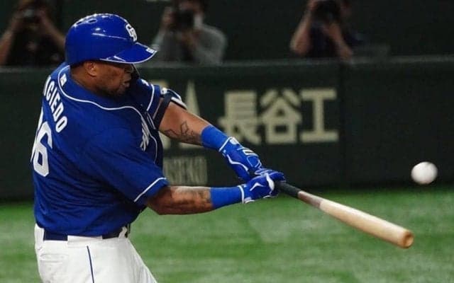 落下点へ一直線…ファンの「ホームランキャッチすご」　エビ反り大ジャンプに驚愕