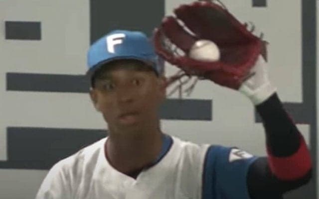 超人的な“空中激突”の「ジャンプ力エグい」　恐れ知らぬ美技は「新庄みたいなプレー」