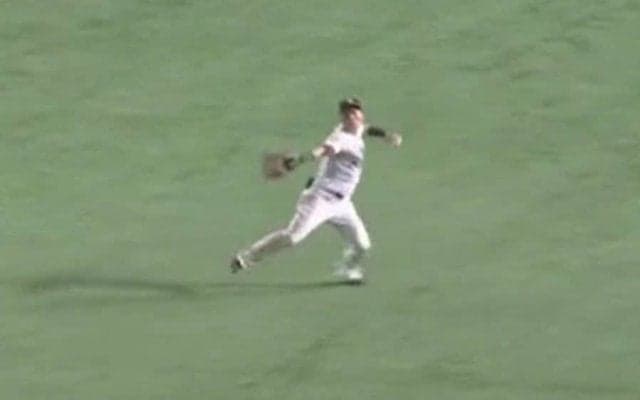 走者は地面に顔べたり「肩まで強い」　完璧な“左腕レーザー”が「一級品ですごい」