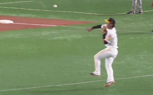 背中から鬼肩発動「今宮しか出来ない」　走者慌てた力技が「どーなってんの速すぎ」