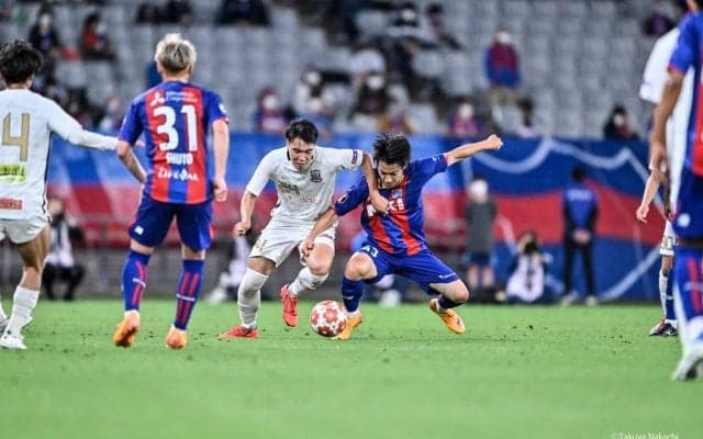 FC東京サポーターが天皇杯で戦った富士大学にスタンディングオベーション！「試合後の行動」に味スタで拍手喝采！