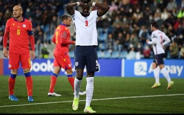 リフティングの大技を披露しようとした次の瞬間…イングランド代表FWの“衝撃ミス”に元チームメイトも抱腹絶倒