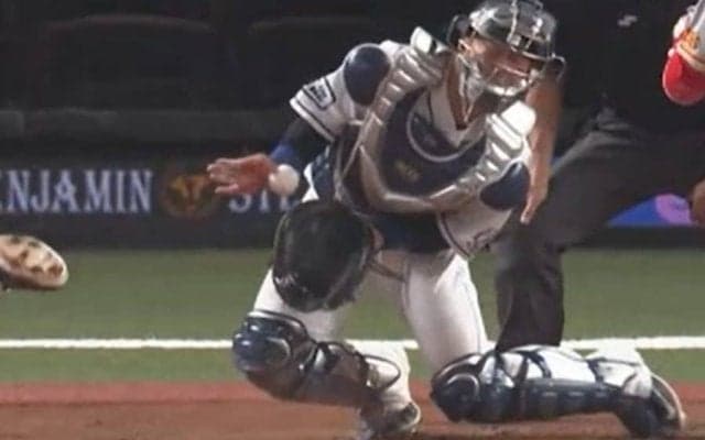 西武・森友哉、“また”右手負傷で交代し病院へ　辻監督「骨は大丈夫だと思う」