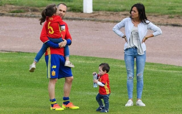 「スーパーチーム！」イニエスタファミリーがサッカーチームを発足!？息子たちが選んだユニフォームは…