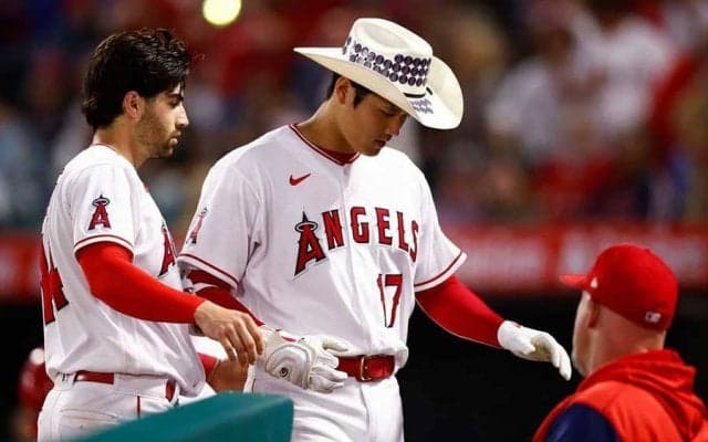 【MLB】大谷翔平が指揮官に“粋な贈り物”　勝利球を手に笑顔「ショウヘイがくれたんだ」