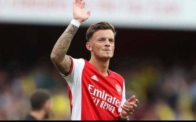 冨安健洋の隣でプレーするアーセナルDFベン・ホワイトが婚約！手首には“お揃いタトゥー”で「I love you」