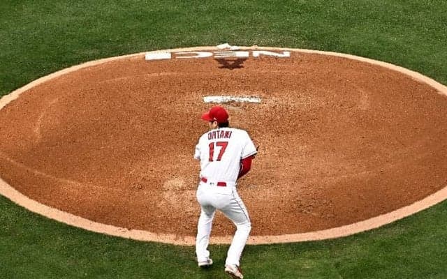 「直撃寸前だった！」折れたバットが顔面襲うアクシデントに大谷翔平も驚き隠せず。ファンは安堵「当たらなくてよかった」