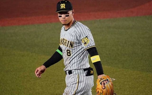 三塁線またぎながら「いや、肩強すぎ」　佐藤輝明の“激送球”が「気持ちええ」