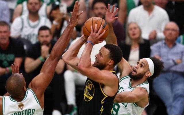 ウォリアーズが終盤の逆転劇でシリーズを2勝2敗のタイに…カリーが両軍最多43得点