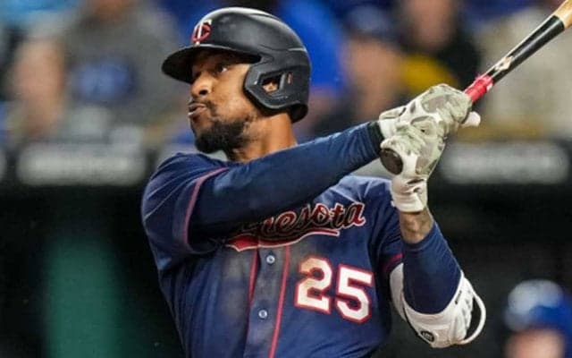 【MLB】「なんでこれが入るんや」　当てただけで…驚愕“変態弾”は「バット止めてるやん」