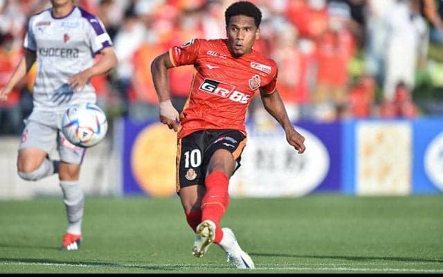 マテウスが水着彼女と不思議なラブラブツーショット、記念日にハグ写真とバリカン動画を投稿