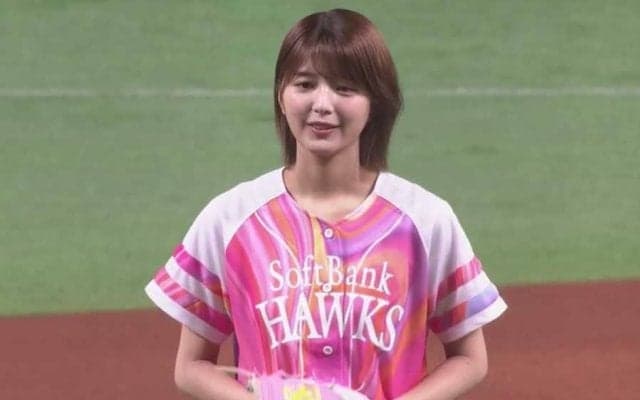 はにかむアイドルが「お美しかわいい」　所作抜群の始球式にファン驚き「世界一上品」