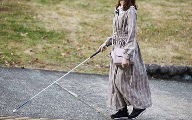 ミズノがタクシーサービス付き「白杖」を販売。画期的なコンセプトに注目！