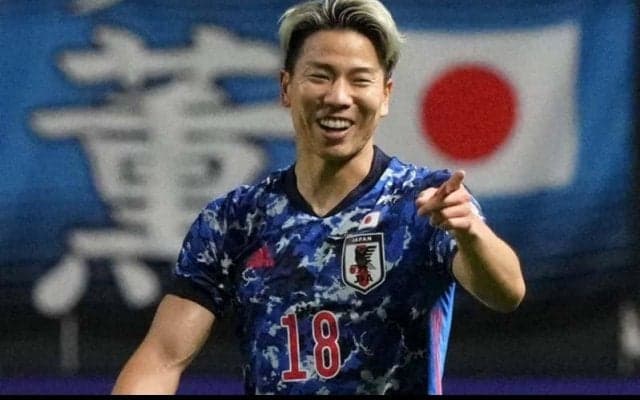鋭い目つきが光る日本代表FW浅野拓磨のスーツ姿が“キメすぎ”？前田大然からツッコミが入る