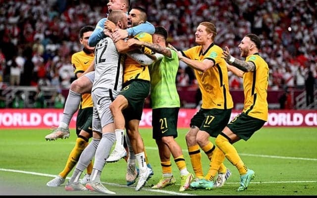 ペルーとのPK戦を制したオーストラリアが5大会連続6度目のW杯出場、PK戦要員のGKレッドメインがヒーローに《カタールW杯予選大陸間プレーオフ》