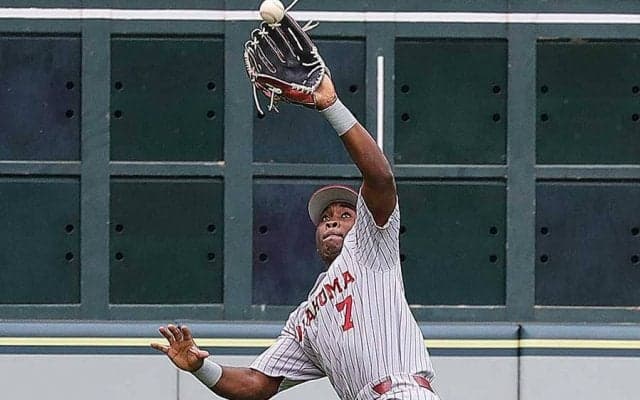 恐れ知らずの“ド根性”は「常軌を逸している」　MLBも注目の超絶美技は「真似しないで」