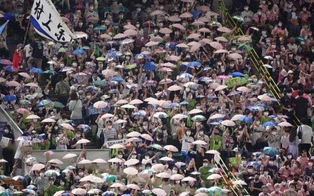 鷹が行った燕ファンへの“粋なおもてなし”　なぜ「ピンクの傘」を作ったのか？
