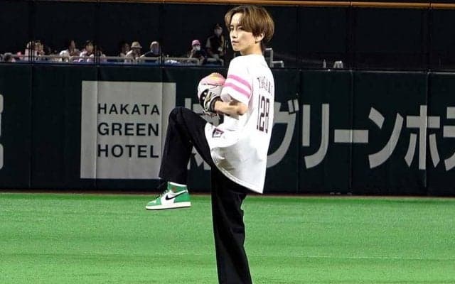 俳優・板垣李光人さんが人生初の始球式　ど緊張の舞台裏に密着「役者人生の中で1番」