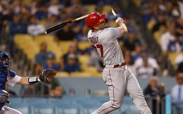 【MLB】エンゼルスの試合で球審にアクシデント　トラウトの折れたバットが顔面直撃、球場騒然