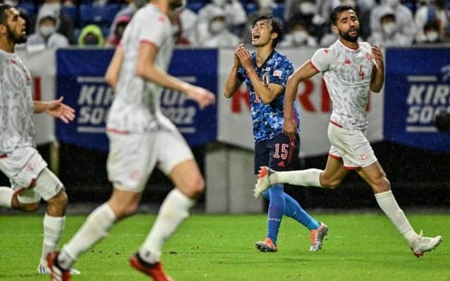 日本代表に快勝のチュニジアサポーターが「ピッチ乱入」でゴールにダイブ！「衝撃の取り押さえ現場」