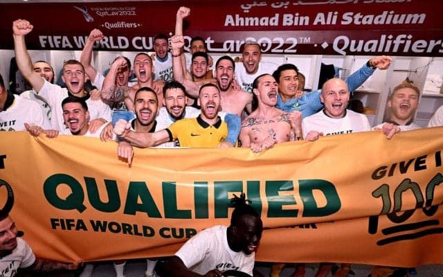 「イエー---イ！！！」豪のW杯出場に記者も“狂喜乱舞”　お母さんのスカーフが盗まれるアクシデントも…