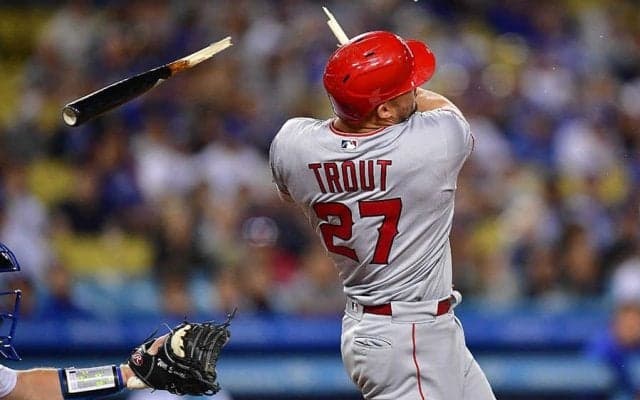 【MLB】折れたバットの断面がマスクすり抜け顔面直撃　球場騒然の流血劇が「ゾッとする」