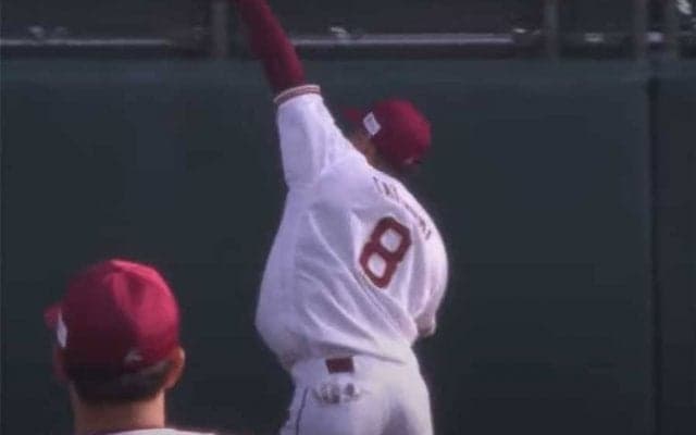 走者も慌てて回れ右…外野“最深部”での美技＆鬼肩コンボが「本当にキレッキレ」