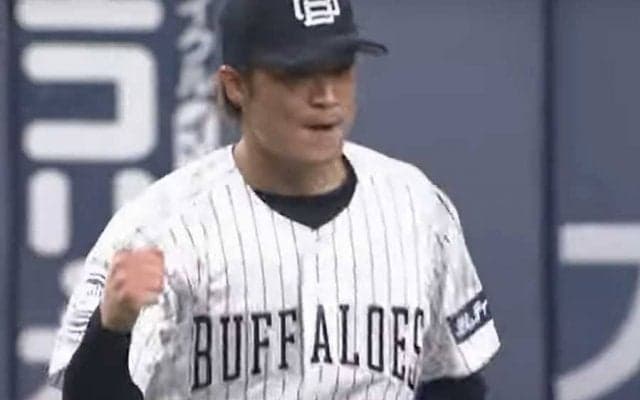 打者崩れ落ちた「キレエグすぎない!?」　止まらぬバット「変化するのめっちゃ遅い」