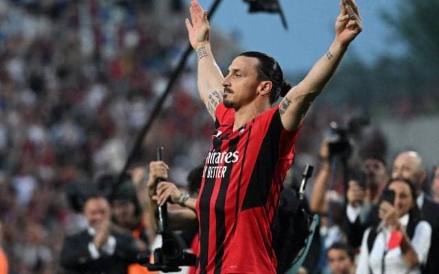 手術で8カ月離脱のイブラヒモビッチがミランと契約延長へ、年俸大幅減も成績によるボーナスを要求か