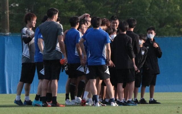 吉田「ちっちゃいの前」、川島「長友より大きいよ」、G大阪ジュニアユースとの記念撮影で長友佑都「俺顔見えんやんけ！」